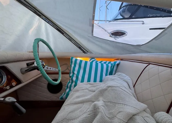 Classic Boat Hotel na wodzie *